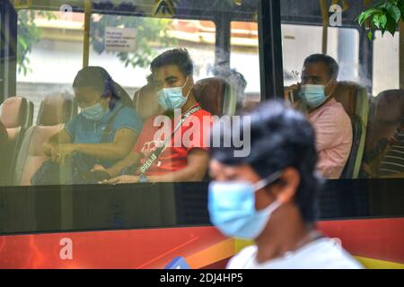 Kuala Lumpur, Malesia. 13 Dicembre 2020. Le persone che indossano maschere facciali prendono un autobus a Kuala Lumpur, Malesia, 13 dicembre 2020. Credit: Chong Voon Chung/Xinhua/Alamy Live News Foto Stock