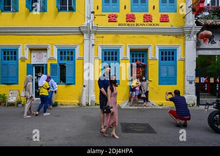 Kuala Lumpur, Malesia. 13 Dicembre 2020. Le persone che indossano maschere facciali visitano una strada a Kuala Lumpur, Malesia, 13 dicembre 2020. Credit: Chong Voon Chung/Xinhua/Alamy Live News Foto Stock