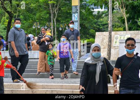 Kuala Lumpur, Malesia. 13 Dicembre 2020. Le persone che indossano maschere facciali camminano su una strada a Kuala Lumpur, Malesia, 13 dicembre 2020. Credit: Chong Voon Chung/Xinhua/Alamy Live News Foto Stock