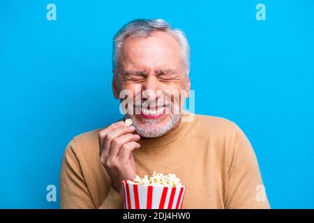 Bel ritratto dell'uomo anziano, scatto in studio sullo sfondo - persona anziana, scatto a metà corpo Foto Stock