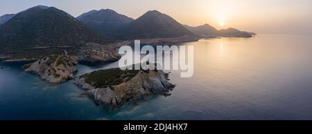 Vista aerea costiera di Peristeri al tramonto, Geropotamos, Creta, Grecia Foto Stock