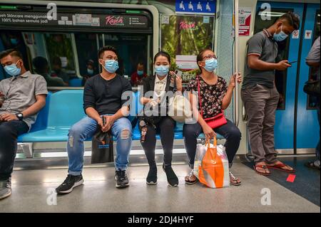 Kuala Lumpur, Malesia. 13 Dicembre 2020. Le persone che indossano maschere facciali prendono un treno metropolitano a Kuala Lumpur, Malesia, 13 dicembre 2020. Credit: Chong Voon Chung/Xinhua/Alamy Live News Foto Stock