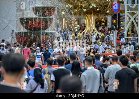 Kuala Lumpur, Malesia. 13 Dicembre 2020. Le persone che indossano maschere per il viso attraversano una strada a Kuala Lumpur, Malesia, 13 dicembre 2020. Credit: Chong Voon Chung/Xinhua/Alamy Live News Foto Stock