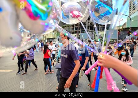 Kuala Lumpur, Malesia. 13 Dicembre 2020. Le persone che indossano maschere facciali camminano su una strada a Kuala Lumpur, Malesia, 13 dicembre 2020. Credit: Chong Voon Chung/Xinhua/Alamy Live News Foto Stock