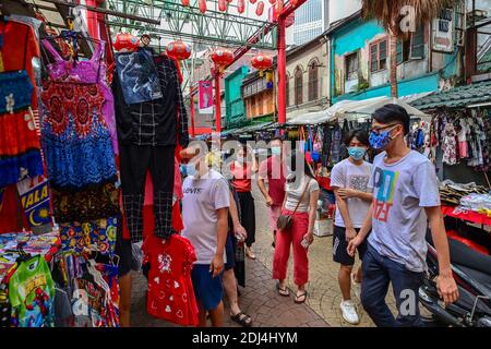 Kuala Lumpur, Malesia. 13 Dicembre 2020. Le persone che indossano maschere facciali visitano una strada a Kuala Lumpur, Malesia, 13 dicembre 2020. Credit: Chong Voon Chung/Xinhua/Alamy Live News Foto Stock