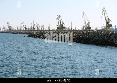 Gru nel grande porto commerciale di Costanza, sulla costa del Mar Nero della Romania. Foto Stock