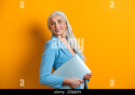 Bel ritratto di donna anziana, studio girato sullo sfondo - persona anziana, mezza foto del corpo Foto Stock