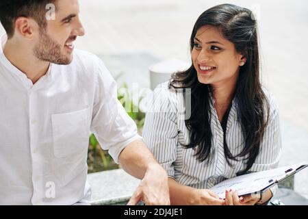 Imprenditrice parlando a un collega Foto Stock