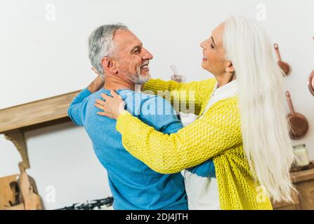 Bella coppia anziana di amanti - anziani ritratto mentre si divertono a casa - concetti su relazione, anziani e stile di vita Foto Stock