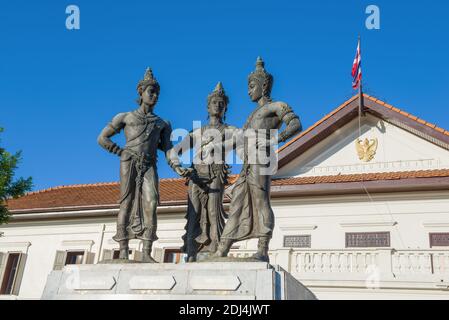 CHIANG MAY, THAILANDIA - 22 DICEMBRE 2018: La composizione scultorea 'tre Re' da vicino contro il cielo blu Foto Stock