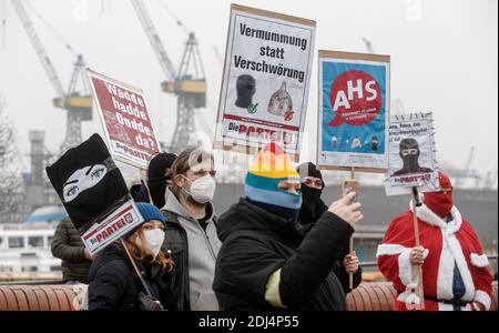 Amburgo, Germania. 13 Dicembre 2020. I sostenitori di "Die Partei" dell'associazione statale di Amburgo manifestano con segni recanti vari slogan, tra cui "Vermummung statt Verschwörung". Credit: Markus Scholz/dpa/Alamy Live News Foto Stock