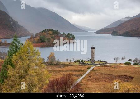Guardando verso il basso Loch Shiel in un umido nebbiosa mattina d'autunno Foto Stock