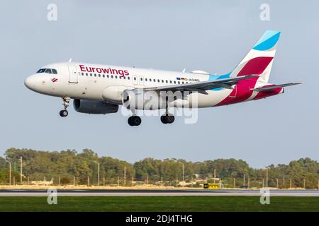 Eurowings Airbus A319-132 (Reg. D-AGWD) pista di atterraggio 31 nel pomeriggio. Foto Stock