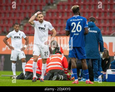 Augusta, Germania. 13 Dicembre 2020. Calcio: Bundesliga, FC Augusta - FC Schalke 04, 11° incontro nella WWK-Arena. Daniel Caligiuri (l) di Augusta va quasi in testa mentre Mark uth di Schalke è in cura. Credito: Stefan Puchner/dpa - NOTA IMPORTANTE: In conformità con le norme del DFL Deutsche Fußball Liga e del DFB Deutscher Fußball-Bund, è vietato sfruttare o sfruttare nello stadio e/o nel gioco le fotografie scattate sotto forma di sequenze di immagini e/o serie di foto di tipo video./dpa/Alamy Live News Foto Stock