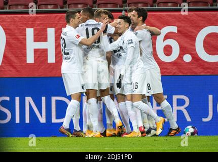 Augusta, Germania. 13 Dicembre 2020. Calcio: Bundesliga, FC Augusta - FC Schalke 04, 11° incontro nella WWK-Arena. I giocatori di Augusta si acclamano dopo il 1:0. Credito: Stefan Puchner/dpa - NOTA IMPORTANTE: In conformità con le norme del DFL Deutsche Fußball Liga e del DFB Deutscher Fußball-Bund, è vietato sfruttare o sfruttare nello stadio e/o nel gioco le fotografie scattate sotto forma di sequenze di immagini e/o serie di foto di tipo video./dpa/Alamy Live News Foto Stock