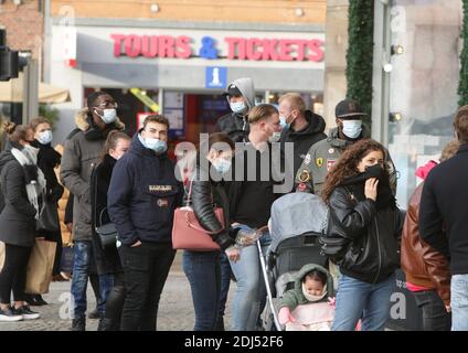 Le persone che indossano maschere facciali di protezione aspettano in fila per entrare nello shopping Bijenkorf vicino a piazza Dam in mezzo alla pandemia del coronavirus il 13 dicembre 2020 ad Amsterdam, Paesi Bassi. Le infezioni da Coronavirus aumentano con 9,924 nuove persone che hanno dato risultati positivi per COVID-19 questa domenica, sondaggio dell'istituto di sanità pubblica (RIVM). Il primo ministro olandese Mark Rutte ha convocato oggi un incontro di emergenza presso la residenza ufficiale con i virologi e i ministri, martedì prossimo durante la conferenza stampa dovrebbe annunciare misure più drastiche per combattere le infezioni diffuse del Coronavirus. (Foto di Paulo Amorim/ Foto Stock