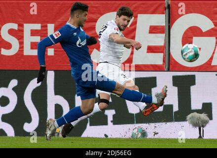 Augusta, Germania. 13 Dicembre 2020. Calcio: Bundesliga, FC Augusta - FC Schalke 04, 11° incontro nella WWK-Arena. Tobias Strobl di Augusta (a destra) e Ozan Kabak di Schalke combattono per la palla. Credito: Stefan Puchner/dpa - NOTA IMPORTANTE: In conformità con le norme del DFL Deutsche Fußball Liga e del DFB Deutscher Fußball-Bund, è vietato sfruttare o sfruttare nello stadio e/o nel gioco le fotografie scattate sotto forma di sequenze di immagini e/o serie di foto di tipo video./dpa/Alamy Live News Foto Stock