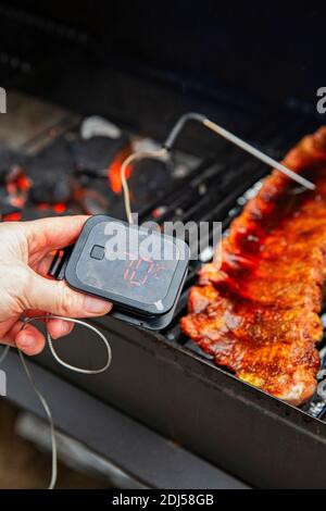 Termometro digitale BBQ, grill, barbecue per bistecche di manzo e costolette di ricambio altre carni. Misurazione della temperatura Foto Stock