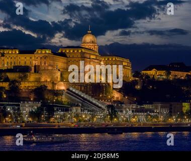 Vista sul Castello reale di Budapest, con i Giardini reali, il Bazaar del Giardino del Castello e il fiume Danubio di notte Foto Stock