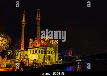 Bell'edificio della Moschea e Ponte sullo sfondo di notte Foto Stock