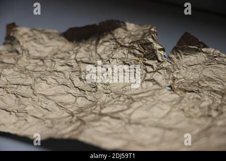 Fondo sfoltito e lacerato in bronzo dorato lucido. Foto Stock
