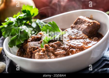 Ciotola in porcellana di gulasch viennese con tanto di sugo. Foto Stock