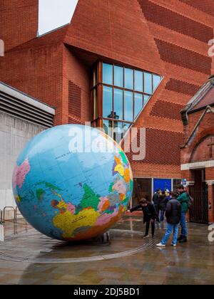 LSE London - Grande globo invertito al campus della London School of Economics nel centro di Londra. Il mondo capovolto scultura di Mark Wallinger Foto Stock