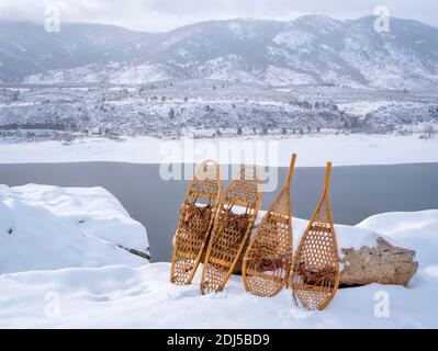 Scenario invernale di Horsetooth Reservoir nel nord del Colorado con classico racchette da neve Foto Stock