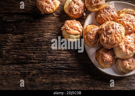 Vista dall'alto di panini caldi e croccanti chiamati pogaca su un legno rustico. Foto Stock
