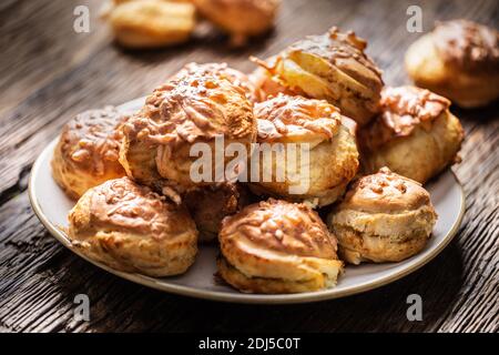 Pagace slovacco e ungherese o panini pagacsa appena sfornati e serviti su un piatto. Foto Stock