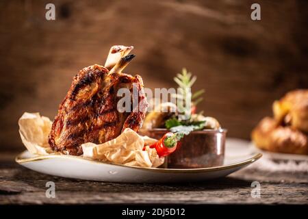 Prosciutto di maiale tedesco hock o Schweinshaxe serviti in un ristorante rustico. Foto Stock