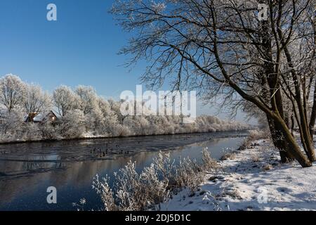 Una passeggiata invernale vicino al canale nel nord della Germania vicino Oldenburg Foto Stock