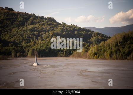 Lago altamente inquinato con cianuro e chiesa sommersa a Geamana, Romania Foto Stock