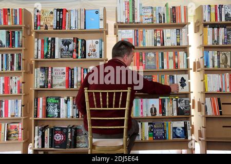 The Boswell Book Fetival, Dumfries House East Ayrshire, Scozia, Regno Unito. L'unico festival mondiale di Biografia e memorie. Il venditore del libro da Waterstones ordina fuori il libro pronto per la vendita Foto Stock