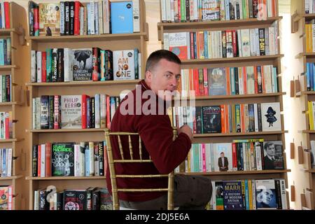 The Boswell Book Fetival, Dumfries House East Ayrshire, Scozia, Regno Unito. L'unico festival mondiale di Biografia e memorie. Il venditore del libro da Waterstones ordina fuori il libro pronto per la vendita Foto Stock