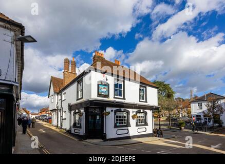 The Swan Inn, un pub Harvey's Brewery in Red Lion Street, vicino a West Street e Church Hill, Midhurst, una graziosa cittadina nel West Sussex Foto Stock