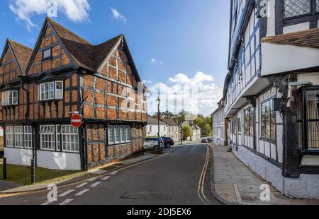 Vista lungo South Street con lo Spread Eagle Hotel, una storica locanda risalente al 1430 a South Street, Midhurst, West Sussex Foto Stock