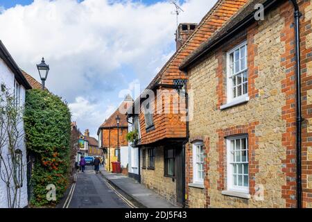 No.3 Wool Lane, Midhurst, una città nel Sussex occidentale, una casa storica del 17 ° secolo, un edificio elencato con il primo piano che sovrastano la strada Foto Stock