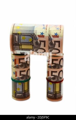 Denominazioni monetarie di diverso vantaggio su sfondo bianco Foto Stock