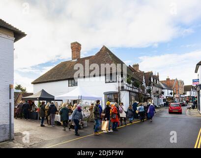 I clienti si accodano al di fuori del Country Brocante Store, un famoso negozio di antiquariato a West Street, Midhurst, West Sussex, non a distanza sociale Foto Stock