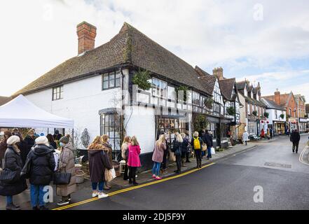 I clienti si accodano al di fuori del Country Brocante Store, un famoso negozio di antiquariato a West Street, Midhurst, West Sussex, non a distanza sociale Foto Stock