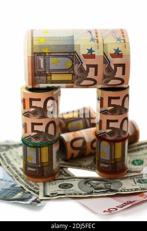 Denominazioni monetarie di diverso vantaggio su sfondo bianco Foto Stock