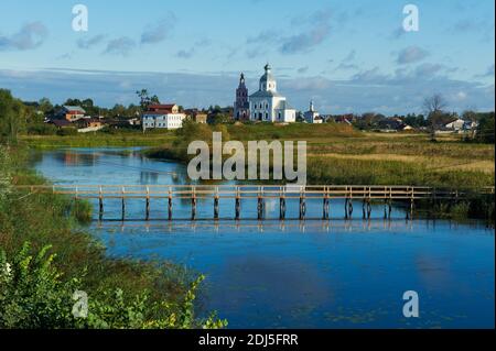 Russia, Rossiya, Vladimir Oblast, anello d'oro, Suzdal, patrimonio mondiale dell'UNESCO, fiume Kamenka Foto Stock