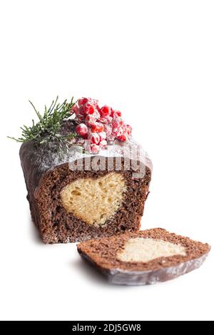 Torta di Natale. Torta al cioccolato tagliata isolata su sfondo bianco Foto Stock