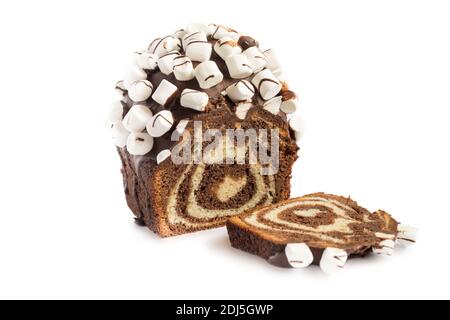 Torta di Natale. Torta al cioccolato tagliata isolata su sfondo bianco Foto Stock