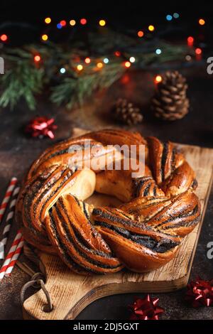 Dolce pane Wreath. Garland brioche al miele con frutti di bosco e noci secchi. Ricette di vacanza. Bread.Twist Bread Wreath intrecciato con semi di papavero. Natale W Foto Stock