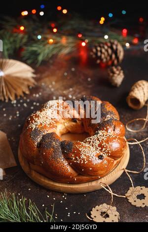 Dolce pane Wreath. Garland brioche al miele con frutti di bosco e noci secchi. Ricette di vacanza. Bread.Twist Wreath di pane intrecciato con semi di papavero e sesamo s. Foto Stock