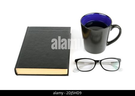 Libro, tazza con tè e bicchieri isolati su sfondo bianco. Tutti gli oggetti sono neri. Foto Stock