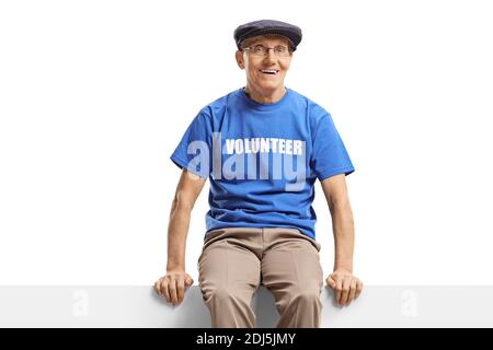 L'uomo anziano volontario seduto su un pannello vuoto isolato su bianco sfondo Foto Stock