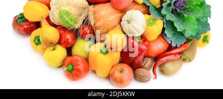 Frutta e verdura isolate su sfondo bianco. Foto grandangolare. Foto Stock